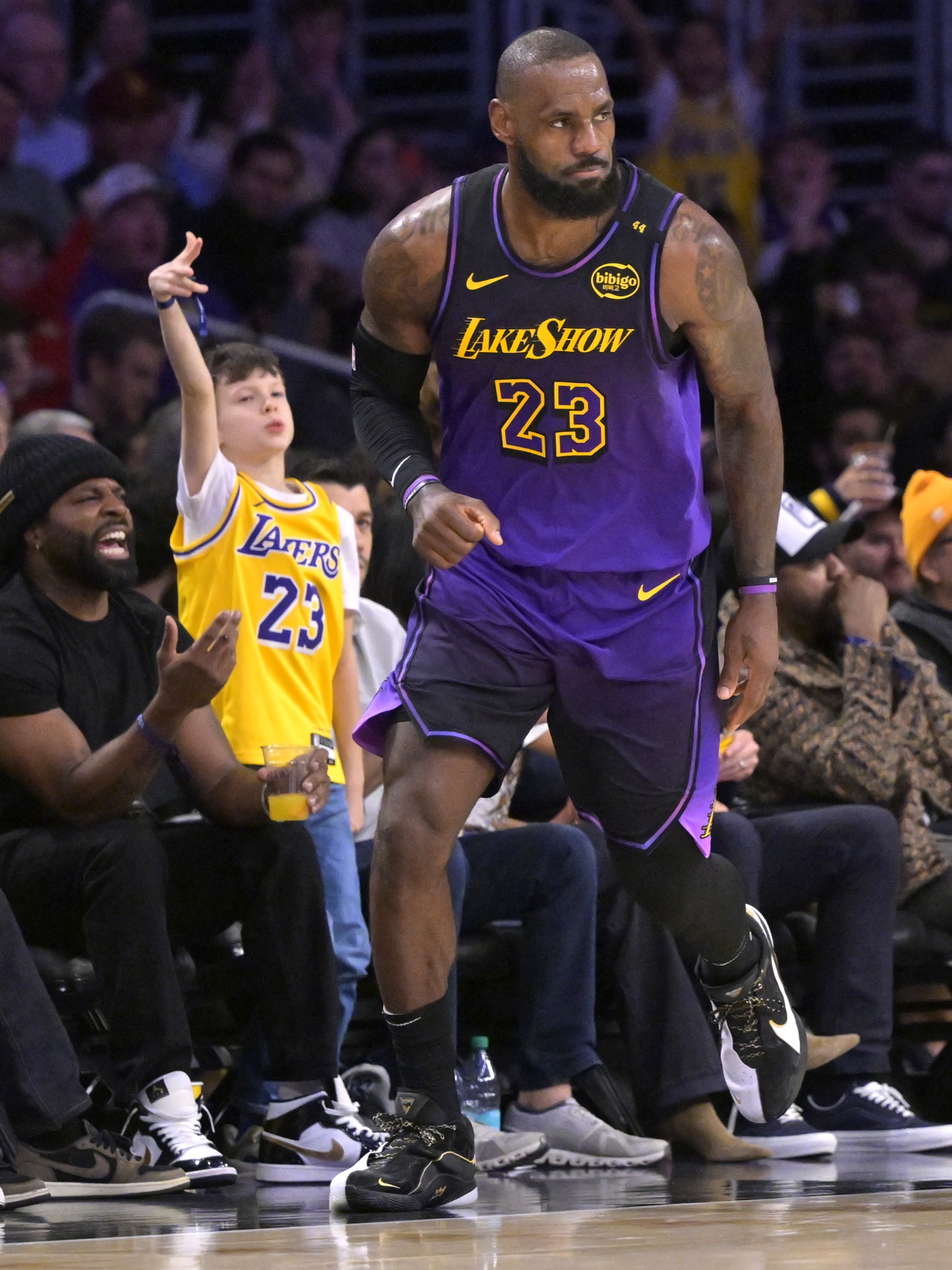 爱游戏注册入口-詹姆斯重返赛场，刷新纪录首场状态出色，巴黎圣日耳曼观众沸腾！热度持续攀升的简单介绍-爱游戏注册入口